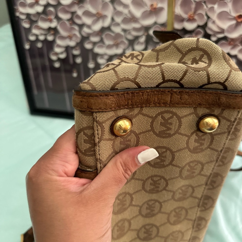 EUC MICHAEL KORS CROSSBODY HAND BAG - Picture 6 of 14
